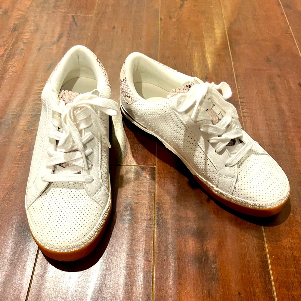 White sneakers, worn once. Very good condition. Size 7. From target